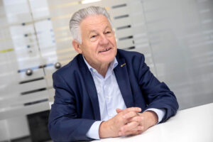 Josef Pühringer im Interview vor einer Glastür