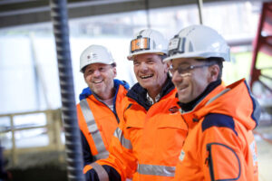 Peter Krammer mit Arbeiter auf einer Baustelle