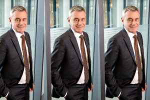 Portrait von GD Heinz Schaller vor einer Fensterfront