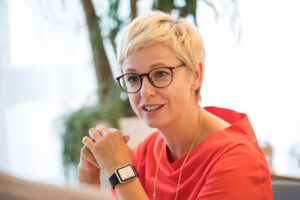 Präs. Doris Hummer im Interview mit Pflanzen im Hintergrund