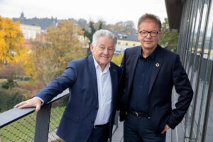 Josef Pühringer und Rudi Anschober mit der Donau im Hintergrund