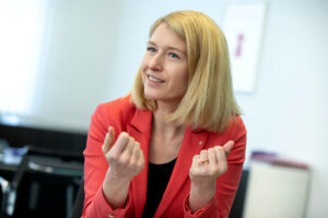 Christine Haberlander im roten Blazer während einem Interview