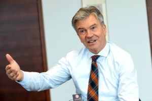 GD Werner Steinecker beim Gestikulieren im Interview