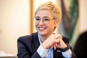 Doris Hummer lachend im Gespräch mit dem Magazin CHEFINFO