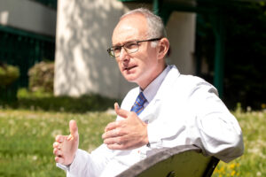 Primar Bernd Lamprecht während einem Interview auf einer Parkbank