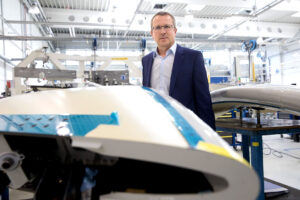 Portrait von FACC CEO Robert Machtlinger in der Produktionshalle