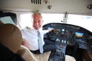 Feature von KEBA Gründer Karl Kletzmaier im Flugzeug