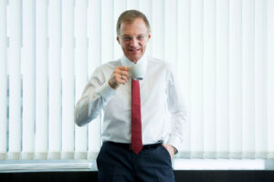 LH Thomas Stelzer beim Kaffee trinken vor einer Fensterfront