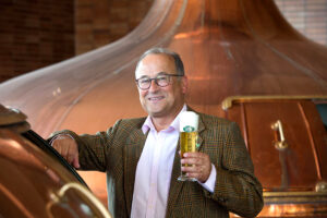 Brauerei Grieskirchen GF Marcus Mautner-Markhof mit Bier in der Hand