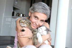 Portrait von Model Milva Spina Zuhause mit ihren Katzen