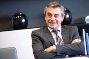 GD Heinz Schaller lachend mit verschränkten Armen