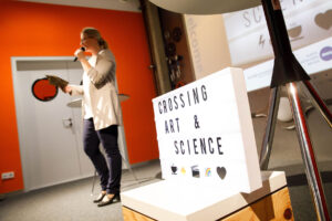 Academia Superior Crossing Art and Science