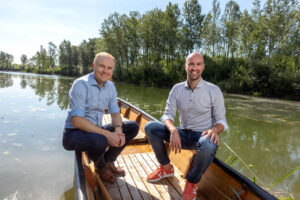 Dominik Peherstorfer und Christian Sageder auf einem Boot