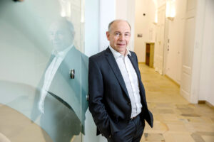 LT Präs. Max Hiegelsberger an Mauer lehnend
