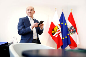 LT Präs. Max Hiegelsberger mit Handy