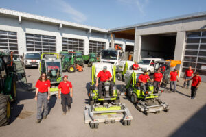 Arbeiter vor Produktionshalle